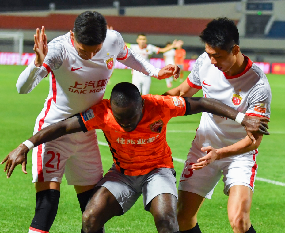 包含足球邀请赛，岭北玄武队与岭北闪电队大胜，阵地战处理得当！保级形势悄然变化的词条